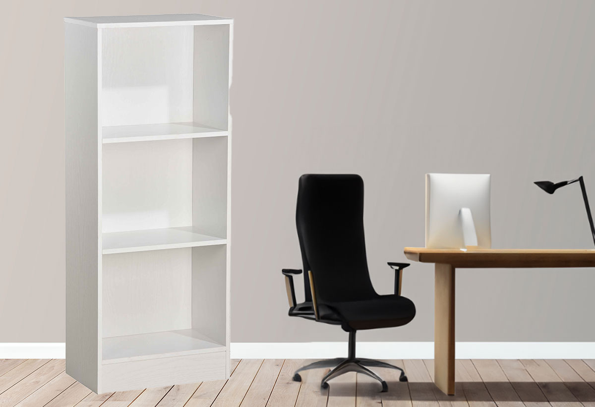 Η Βιβλιοθήκη Tocado σε απόχρωση λευκή, τοποθετημένη στην αριστερή πλευρά ενός γραφείου.